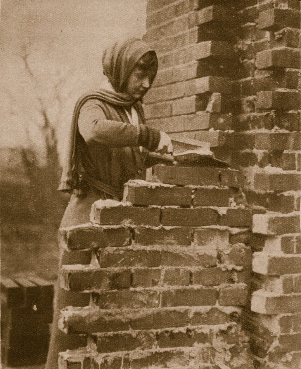 Arbeiterinnen mauern eine Ziegelwand von English Photographer