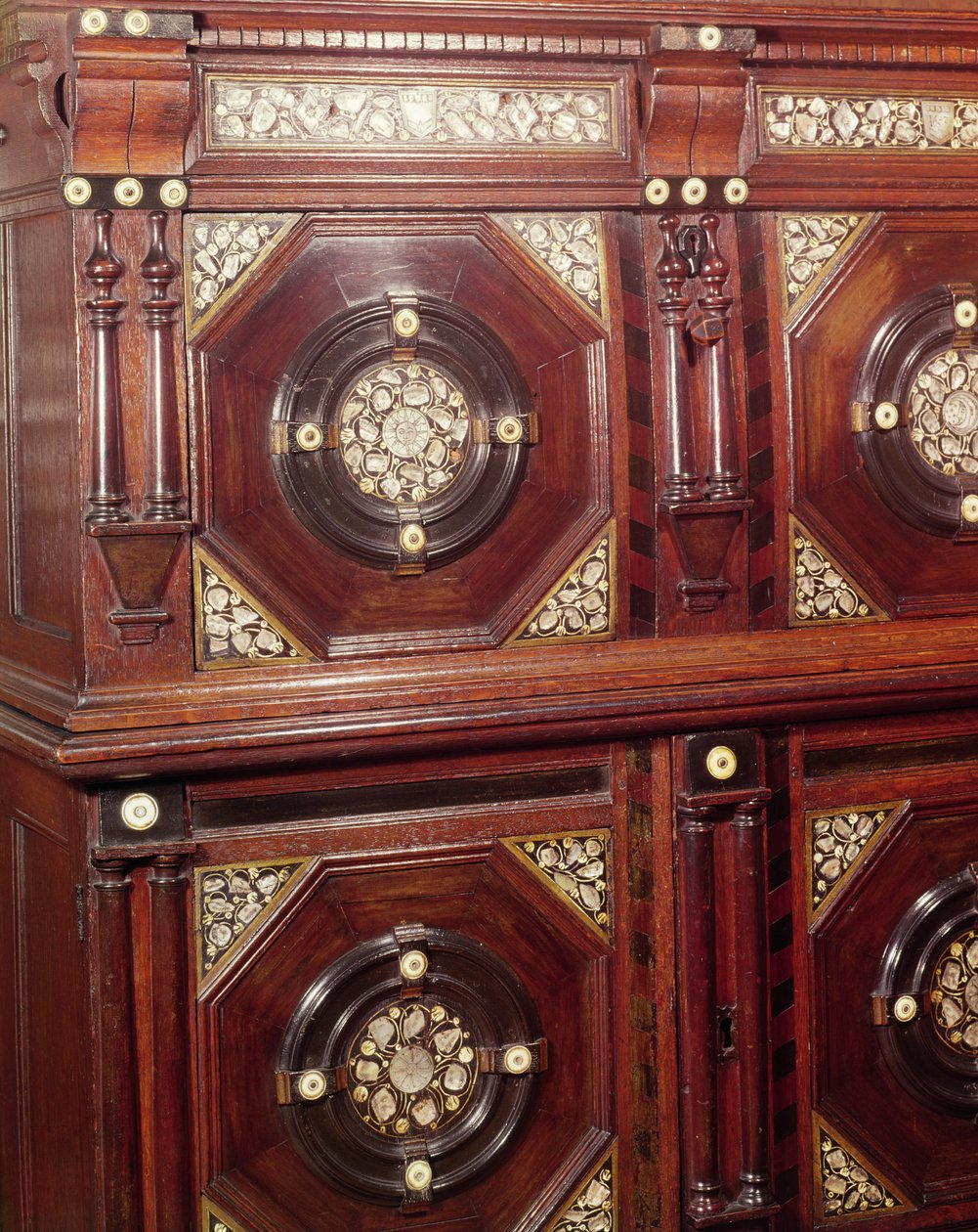 Schrank (Eiche mit Perlmutt und Knochen eingelegt) (Detail) von English School