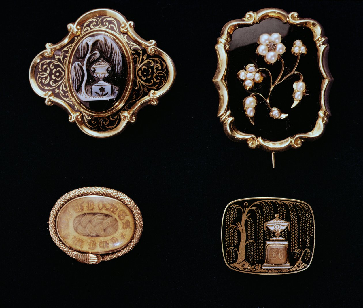 Trauerschmuck, viktorianische Broschen in Gold gefasst von English School