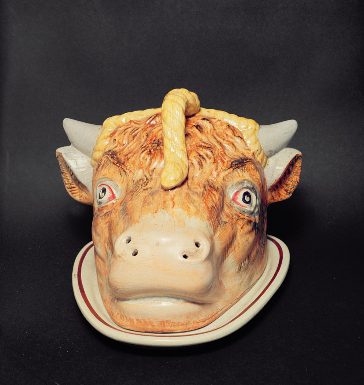 Staffordshire-Käseplatte in Form eines Kuhkopfes, ca. 1850 von English School