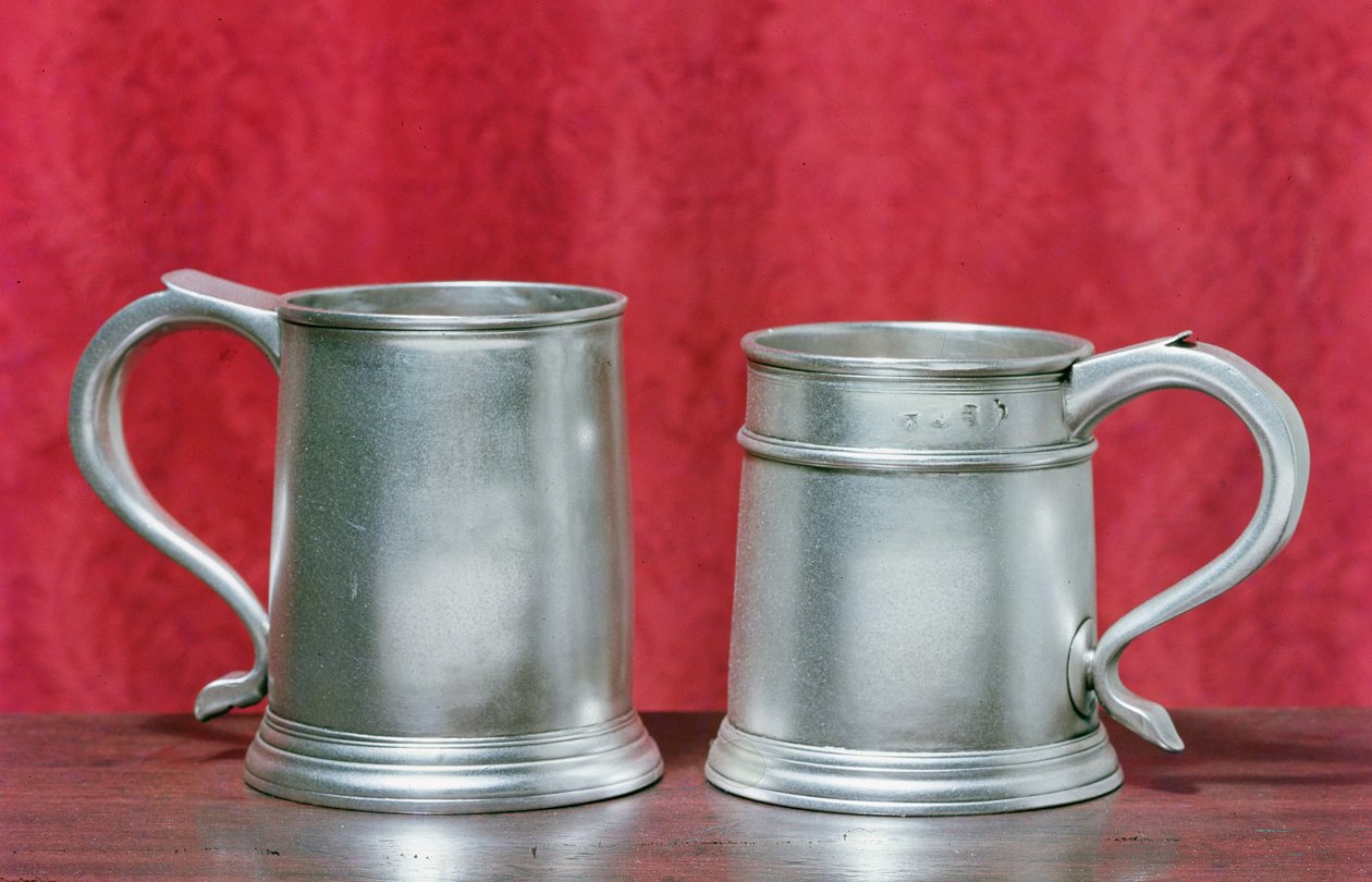 Krüge, von links nach rechts: von Timbrell und Bentley aus London, 1713; von Nathaniel Locke aus London, 1716 (Silber) von English School