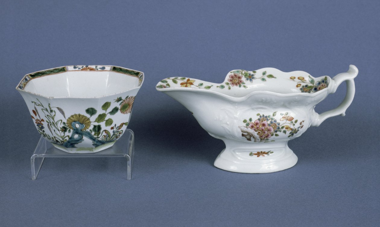 Worcester geformtes ovales Saucenboot und achteckige Schale, dekoriert in Emaille, 1750-55 (Keramik) von English School