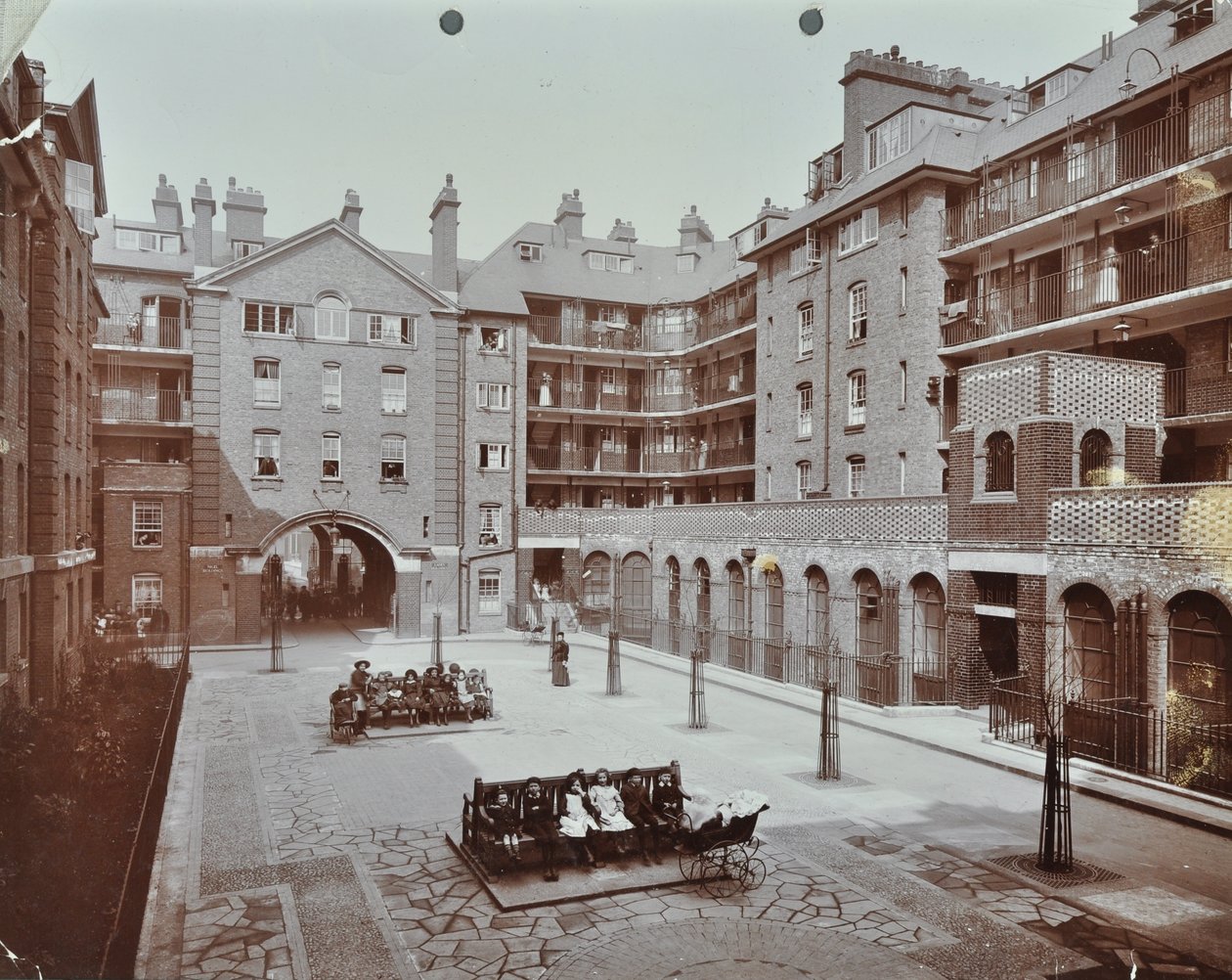Bourne Estate: Laney Buildings, London von English Photographer
