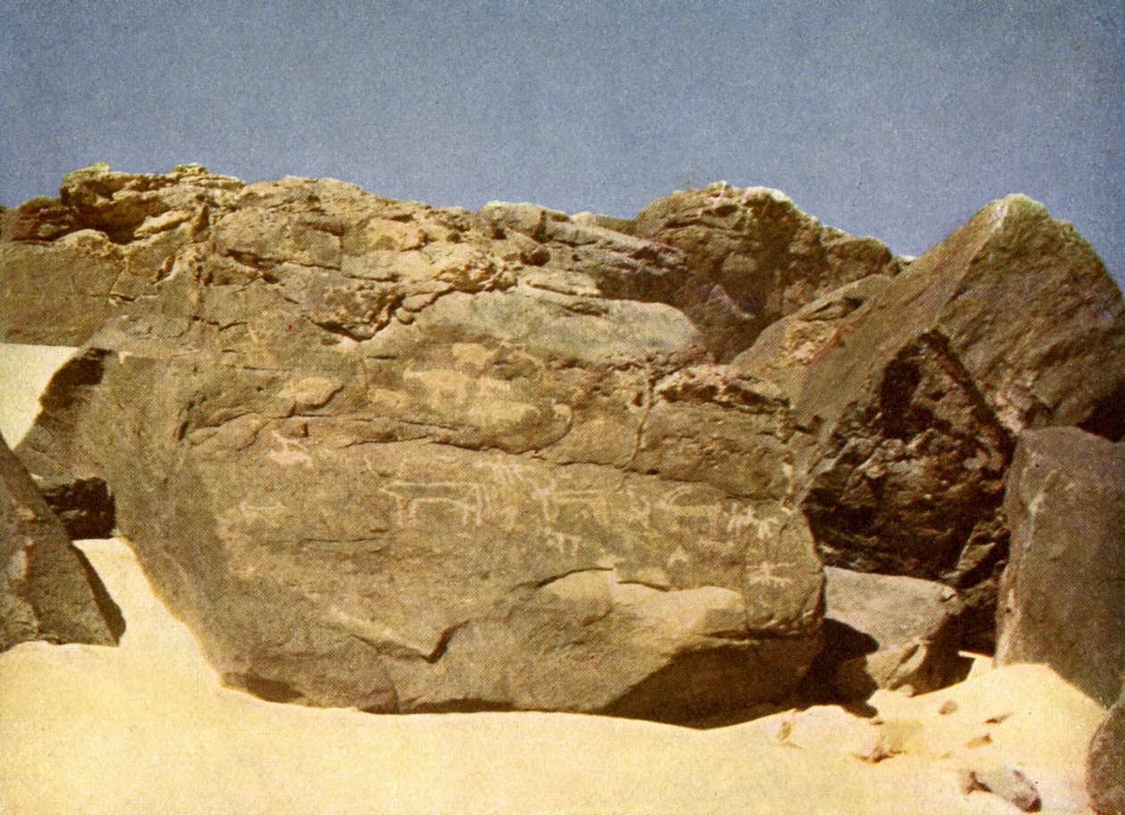 Fels mit prähistorischen Hieroglyphen, Ägypten. von English Photographer