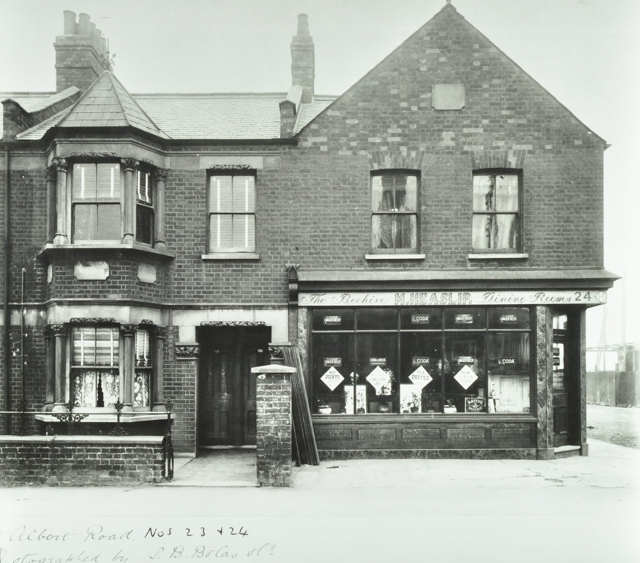 The Beehive Dining Rooms 97.0 ALB, 1899 von English Photographer