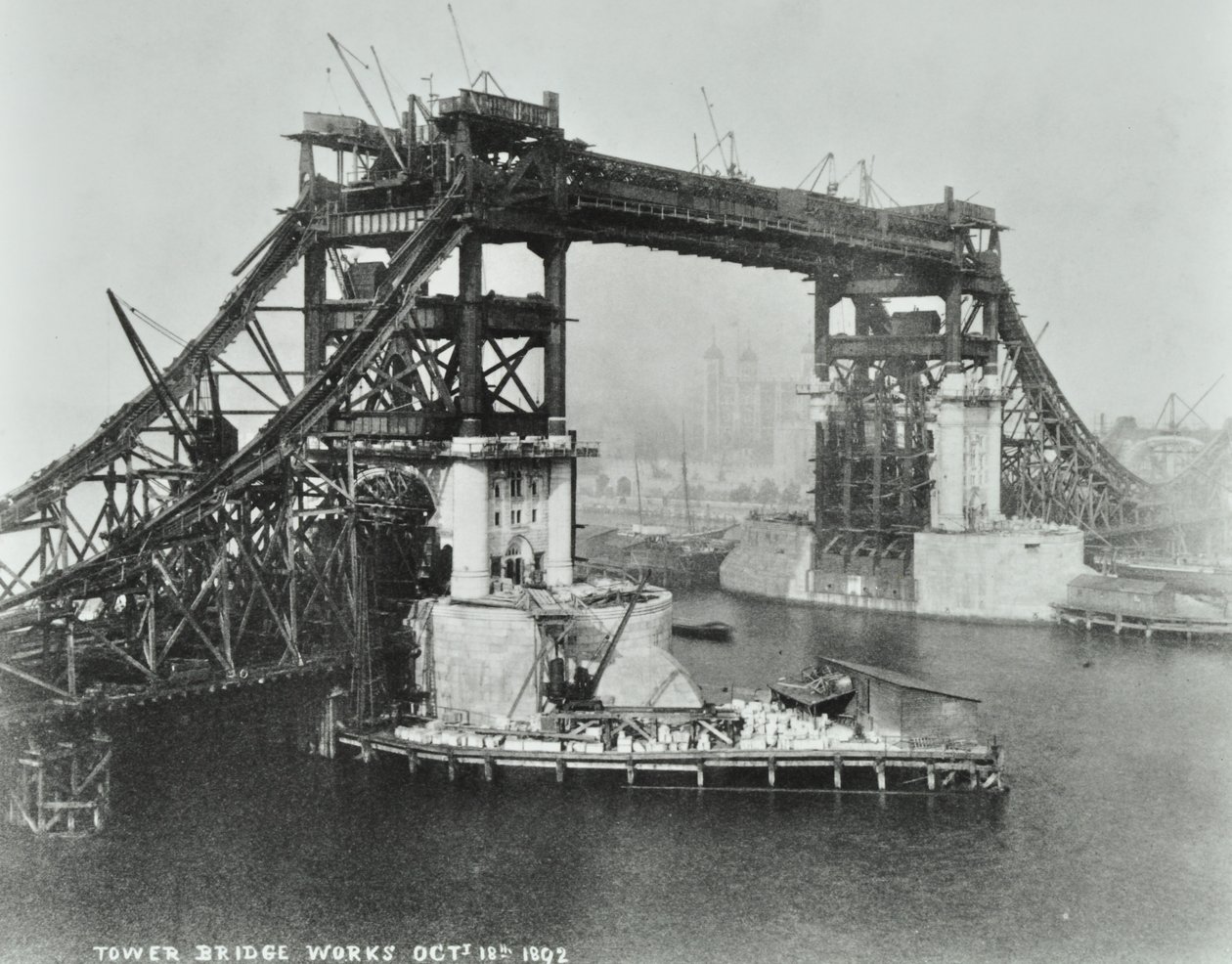 Tower Bridge im Bau, 1892 von English Photographer