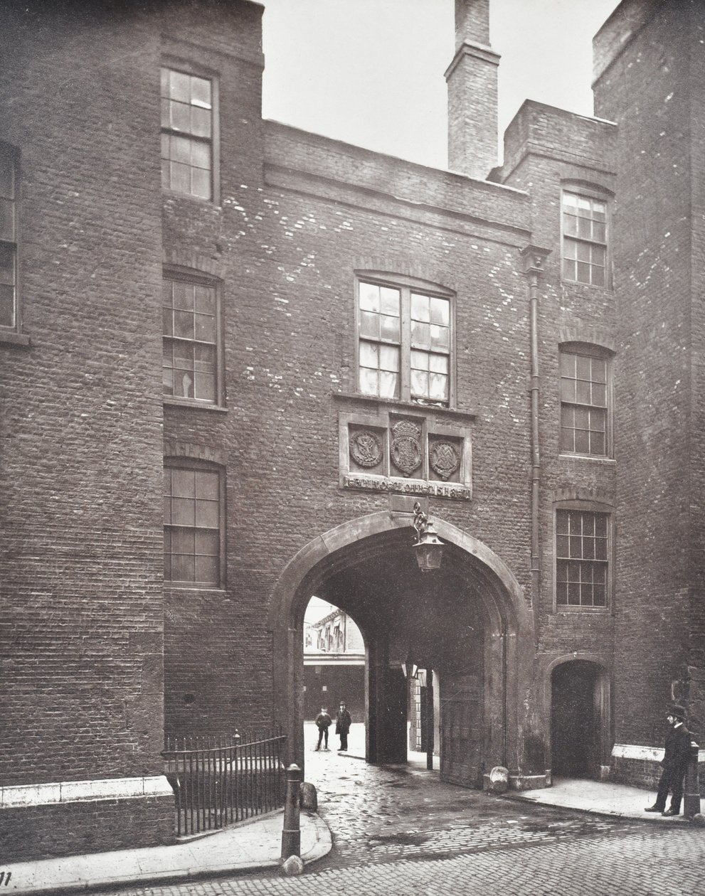 Ansicht des Lincolns Inn Gateway, London, 1876 von English Photographer