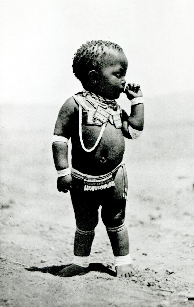 Zulu-Mädchen saugt am ersten Finger von English Photographer