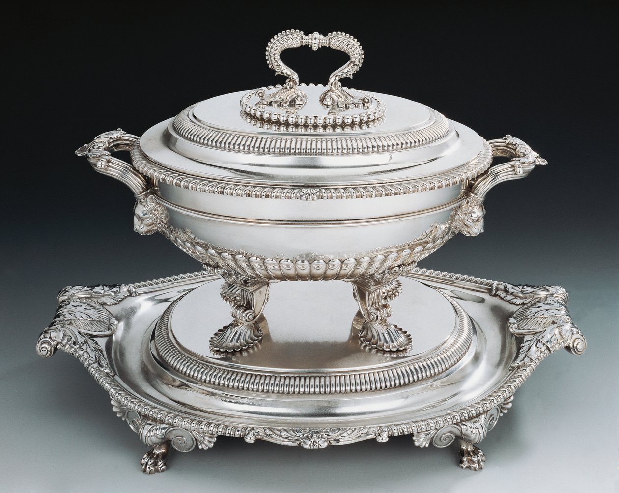 Silberne Terrine im George-III-Stil mit Tablett von English School