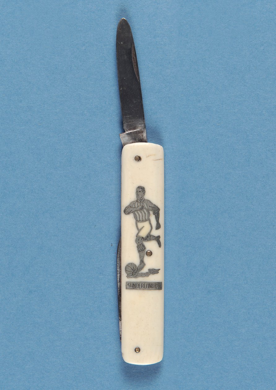 Taschenmesser mit Darstellung eines Fußballspielers von English School