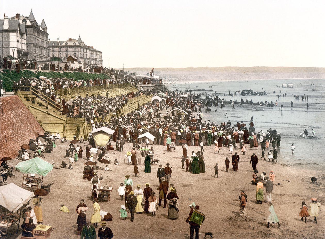 Blick auf einen englischen Strand von English School