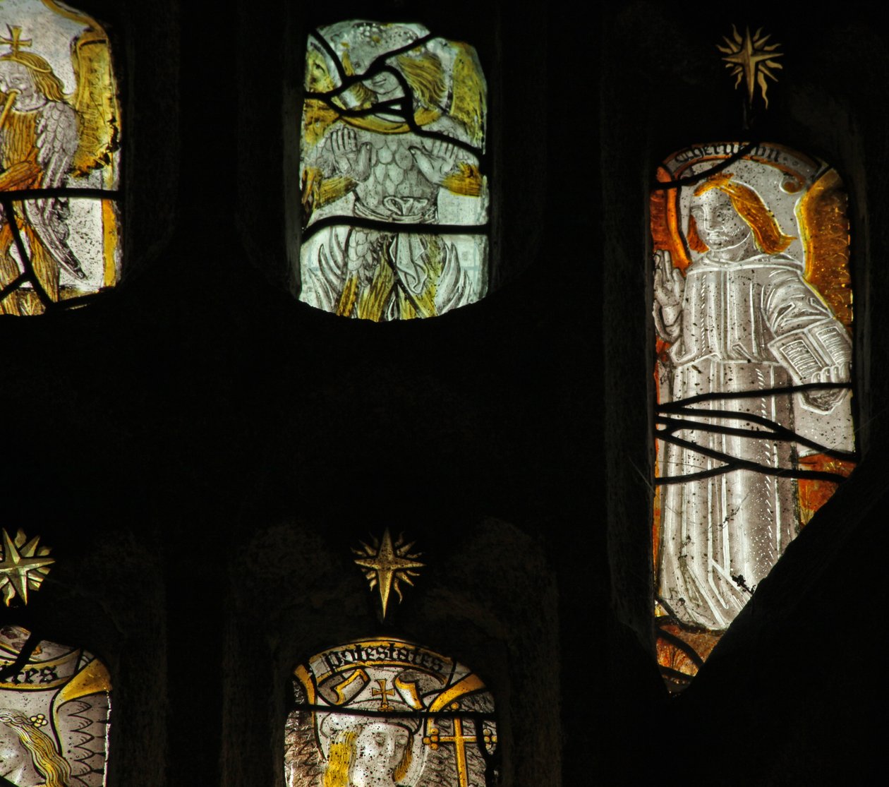 Fenster Nr. 1 zeigt die Engelshierarchie: Cherubim von English School