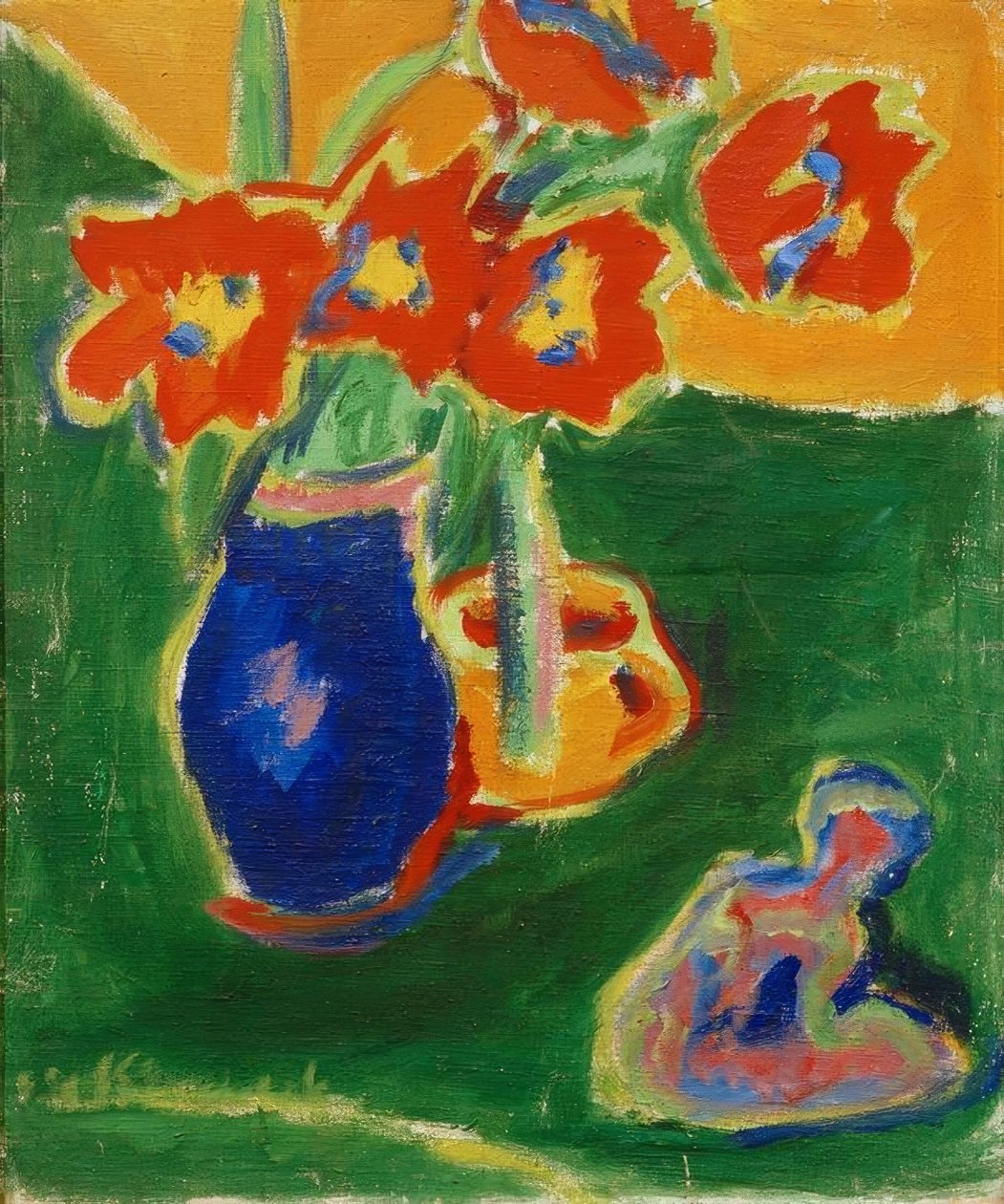 Rote Tulpen in blauer Vase mit Skulptur von Ernst Ludwig Kirchner