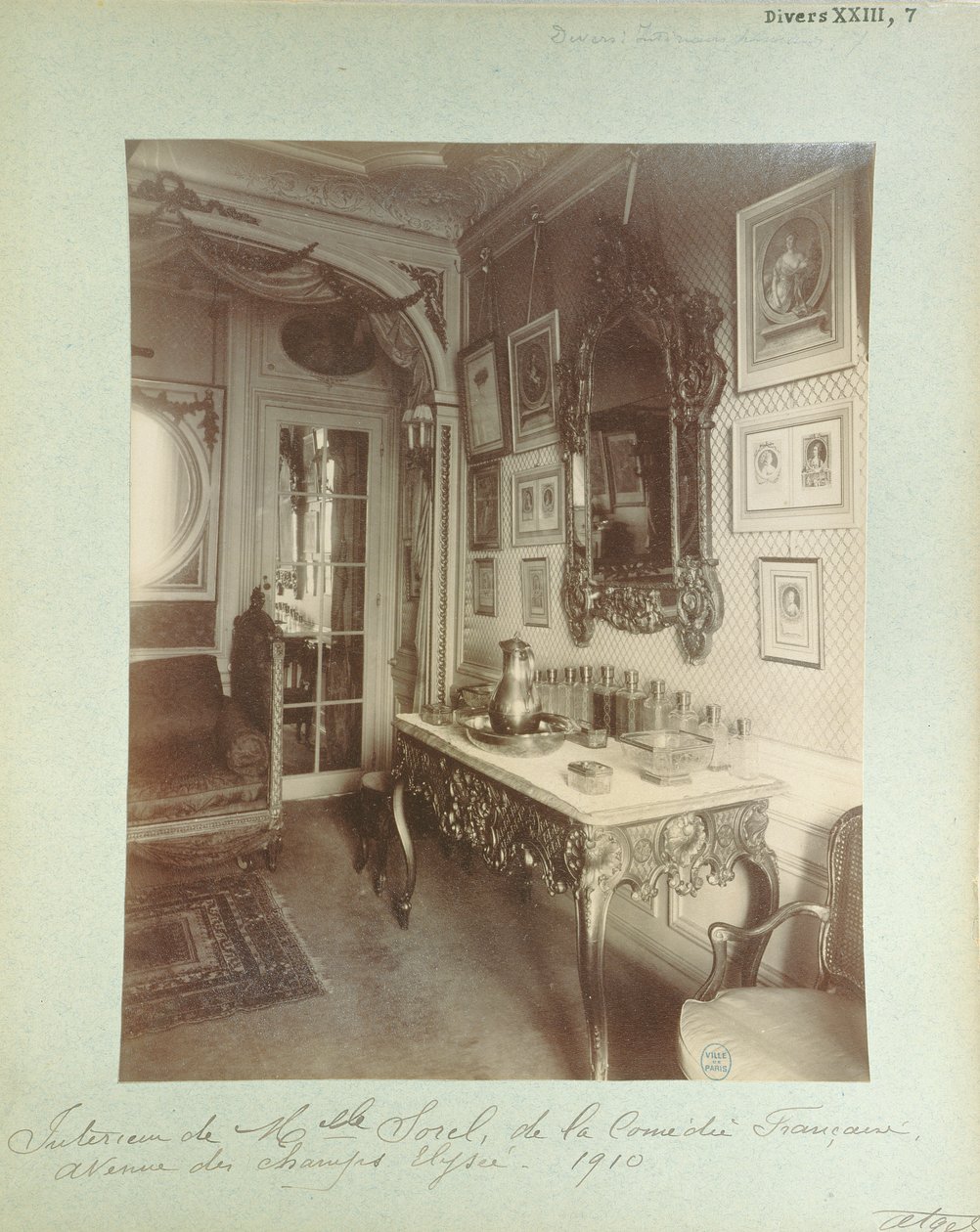 Innenansicht des Hauses von Cecile Sorel, 99 Avenue des Champs Elysees, 1910 von Eugène Atget