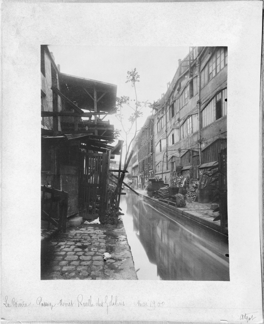 Die Bievre, Passage Moret, Ruelle des Gobelins, Paris, Mai 1900 von Eugène Atget
