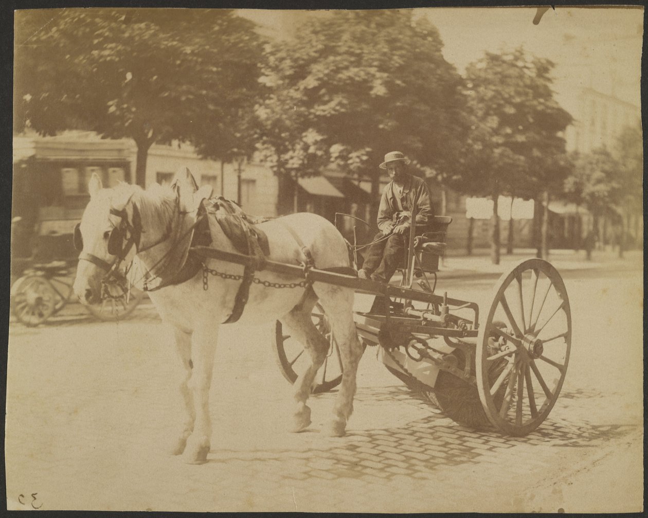 [Straßenkehrmaschine von einem Pferd gezogen] von Eugène Atget