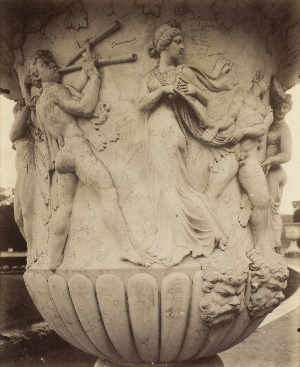 Detail eines Vasen in Versailles von Eugène Atget
