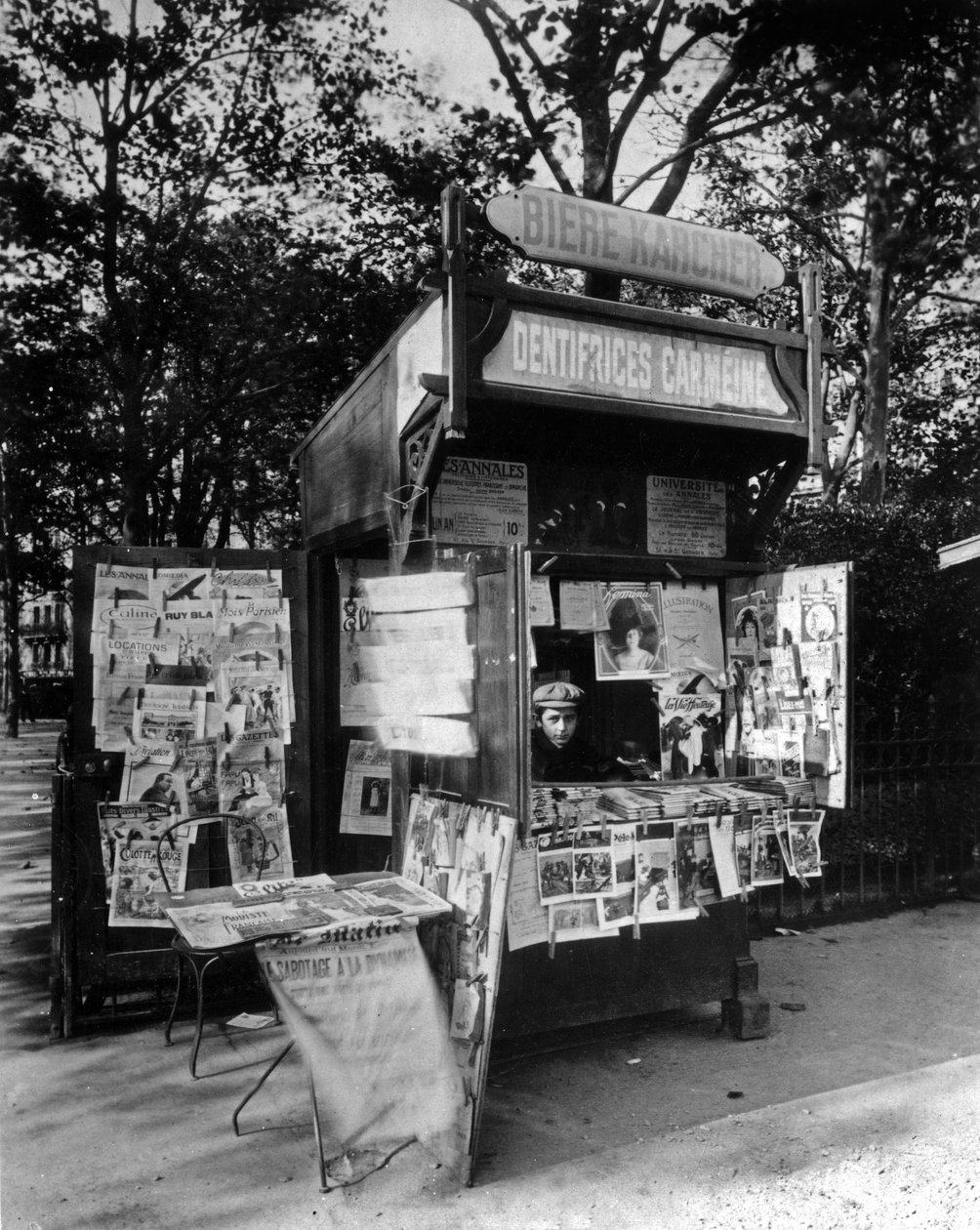 Kiosk in Paris, ca. 1910 von Eugène Atget