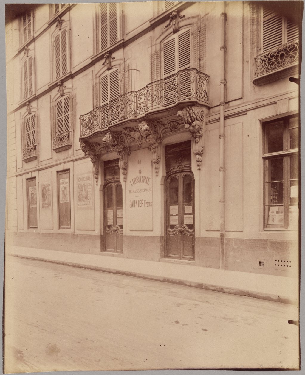 Librairie Garnier Frères, 6 rue des Saints-Pères von Eugène Atget