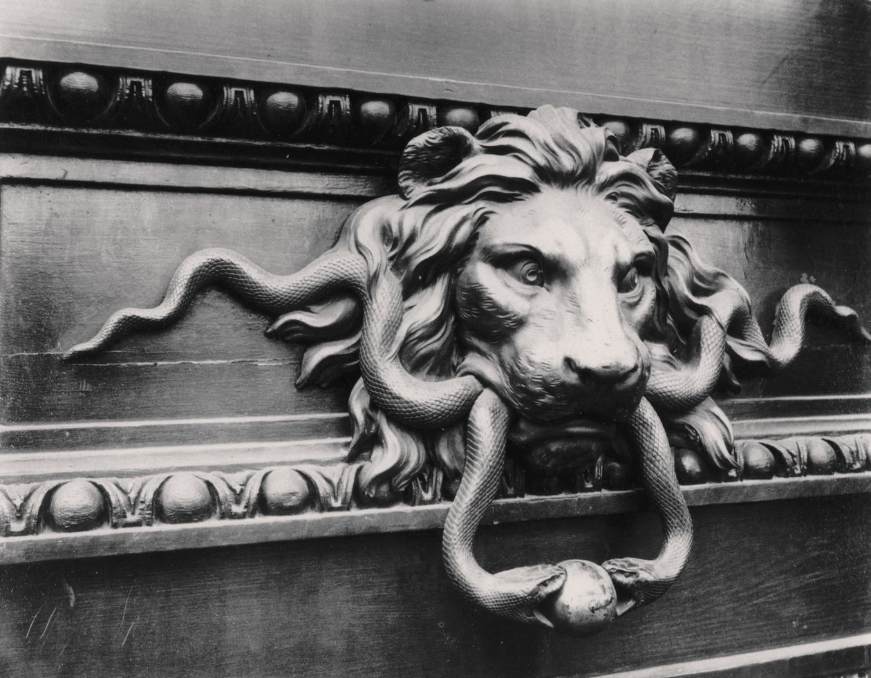Löwentürklopfer, Paris von Eugène Atget