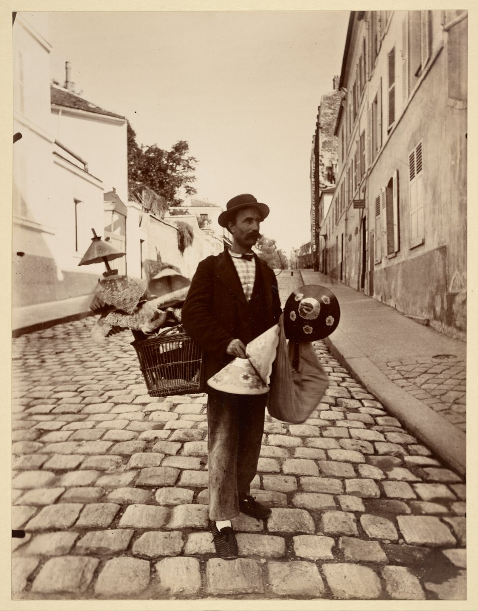 Lampenschirmhändler von Eugène Atget