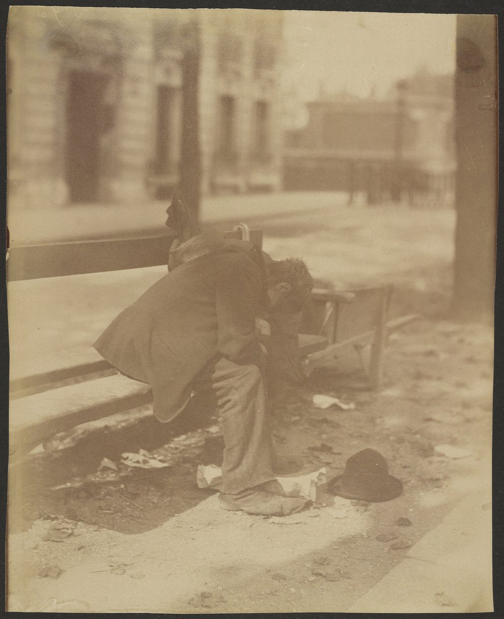 Sitzender Vagabund von Eugène Atget