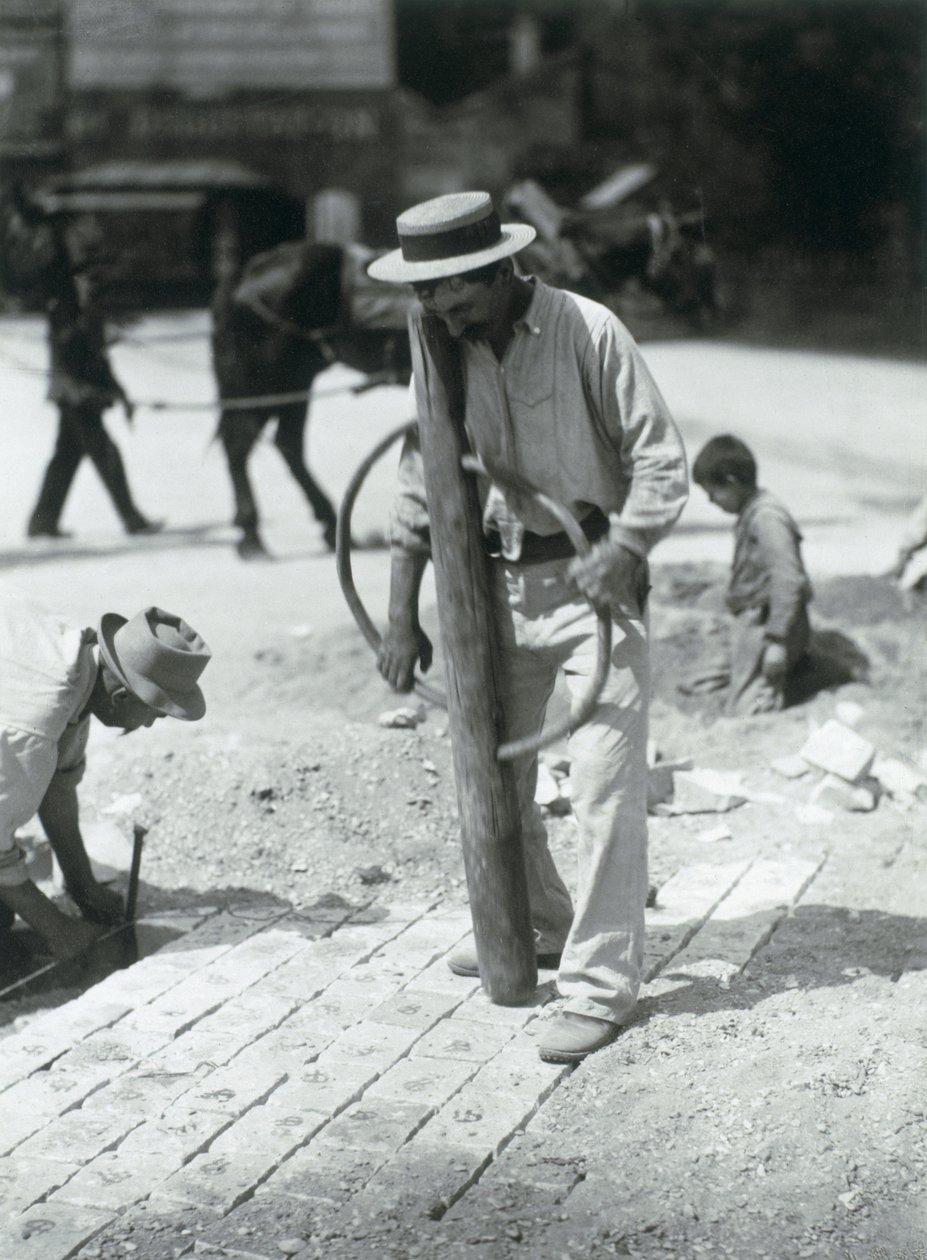 Straßenpflasterer, 1910 von Eugène Atget