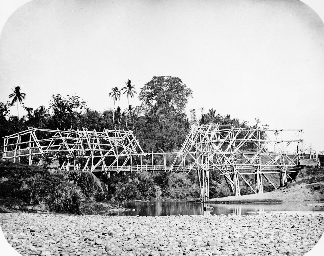 Bambus-Hängebrücke, Java, um 1870er von European Photographer