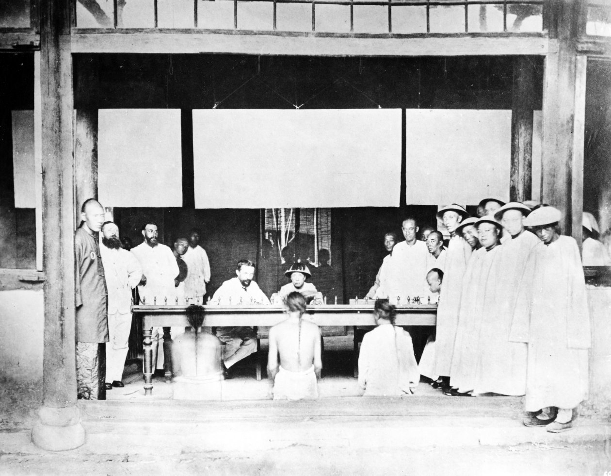 Chinesisches Magistratsgericht, um 1880-90 von European Photographer