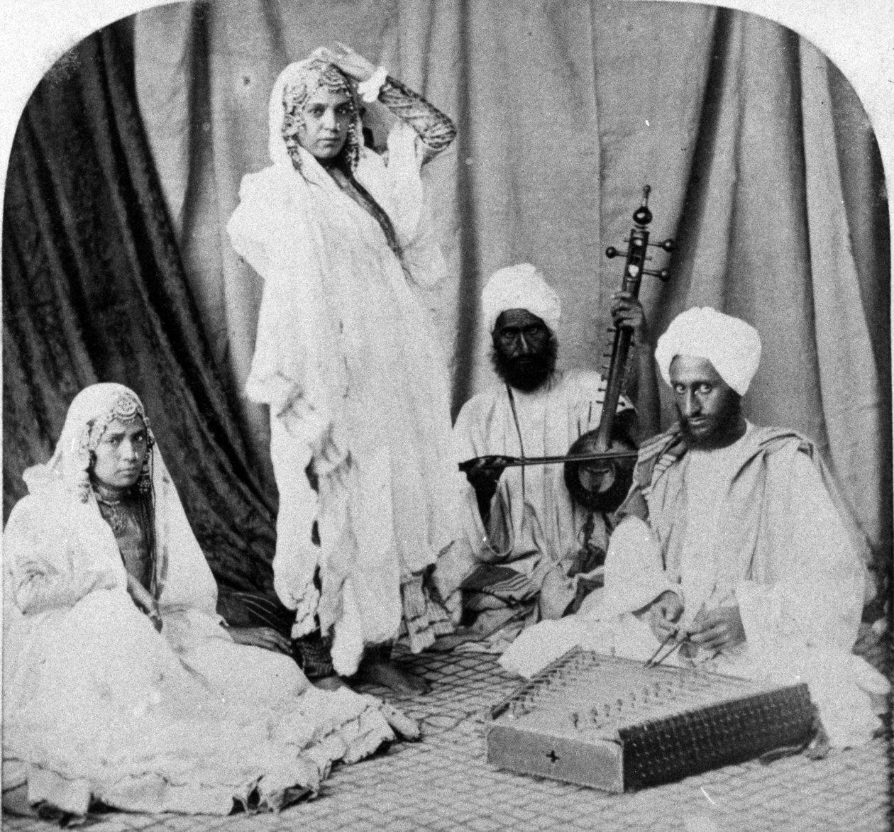 Nautch-Tänzerinnen und Musiker, um 1860-80 von European Photographer