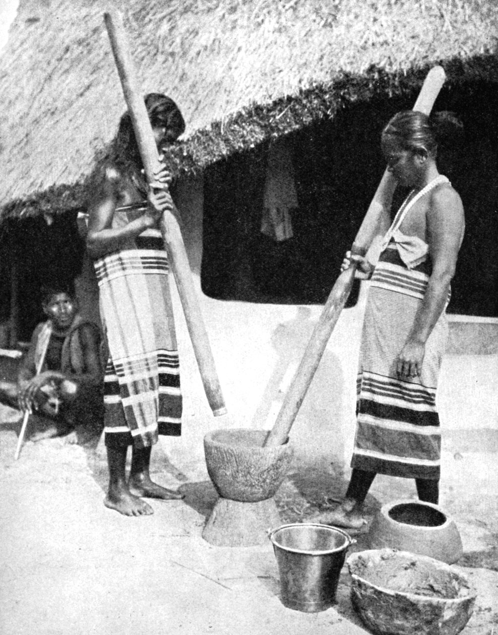 Newar-Frauen stampfen Getreide, Nepal von Ewing Galloway
