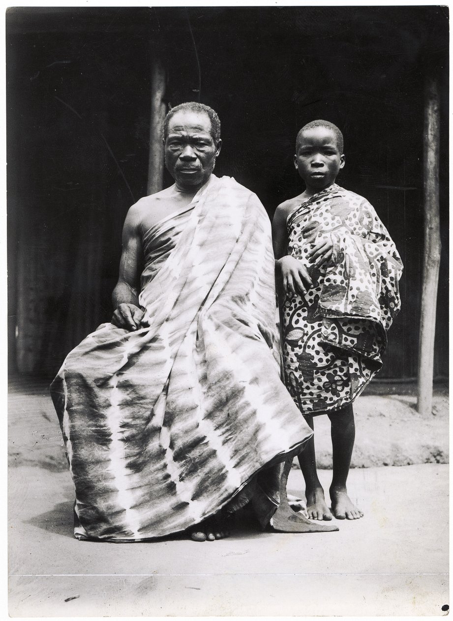Ein Christ von der Elfenbeinküste und sein Sohn, ca. 1935 von F. Rodet