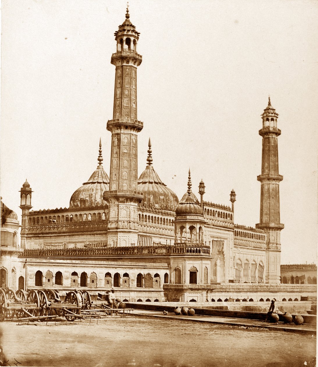 Moschee im Inneren von Asophoo Dowlahs Emambara, Lucknow von Felice Beato