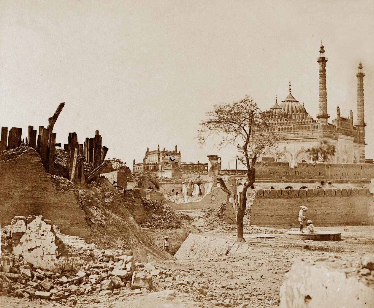 Die Batterie in der Nähe des Begum Kotee, Lucknow von Felice Beato