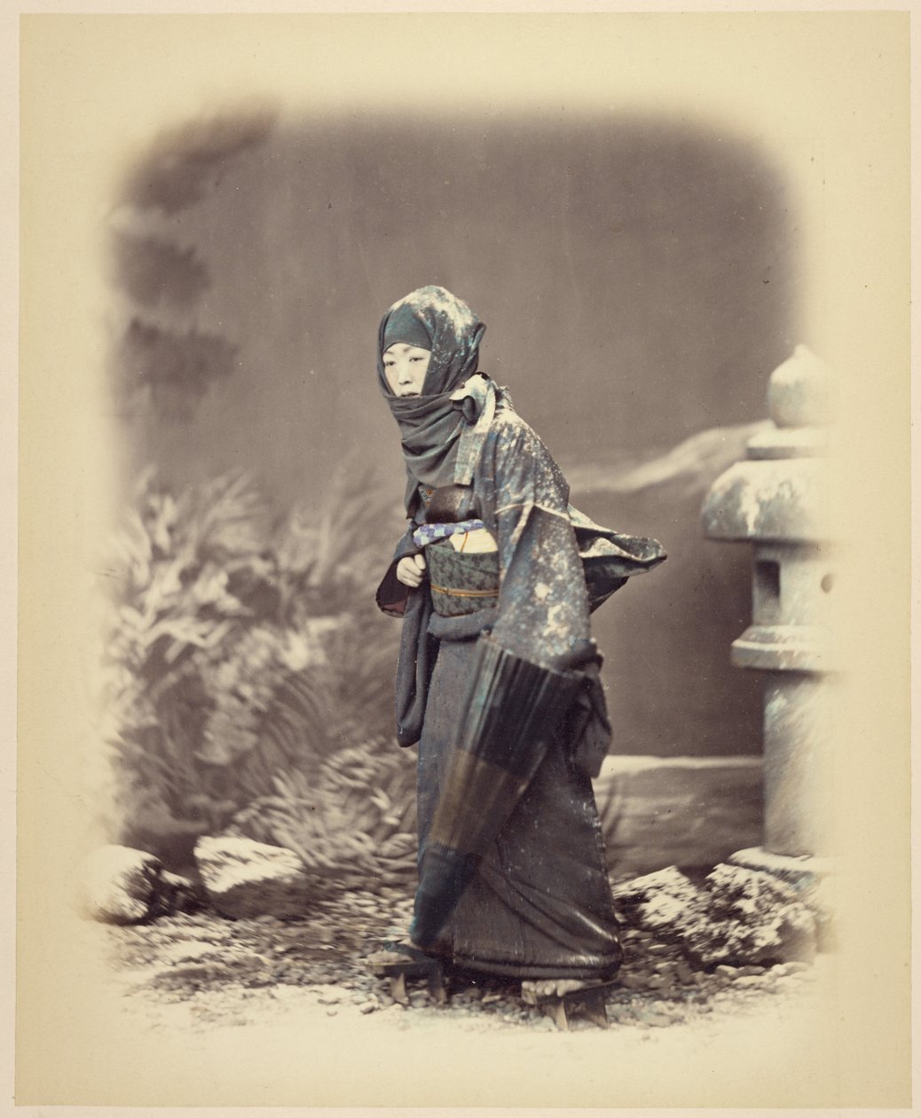 Frau in Winterkleidung von Felice Beato