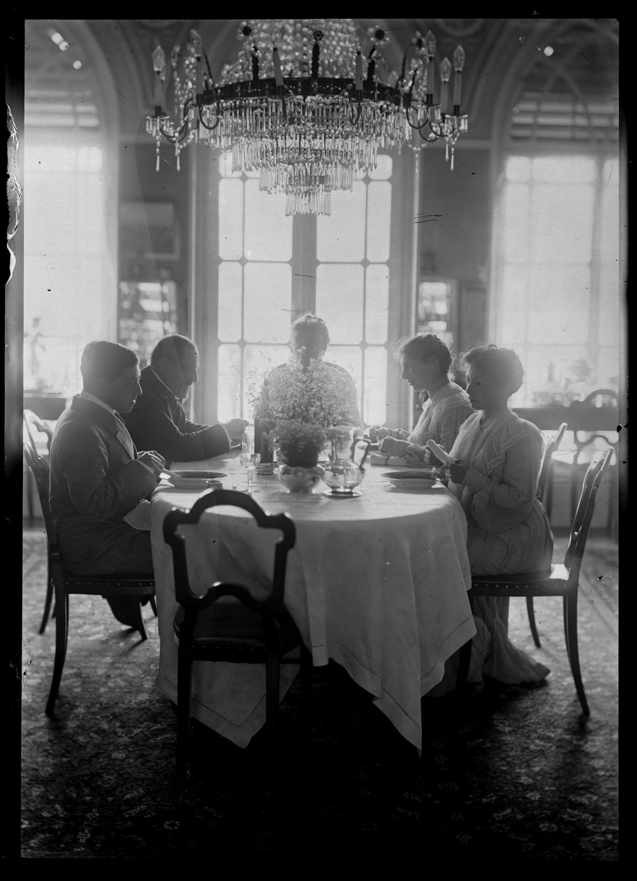 Familie Mautner beim Essen von Ferdinand Schmutzer