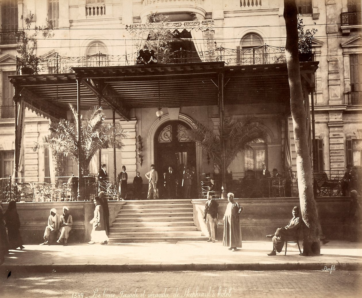 Eingang zum Hotel Shepheard in Kairo von Félix Bonfils