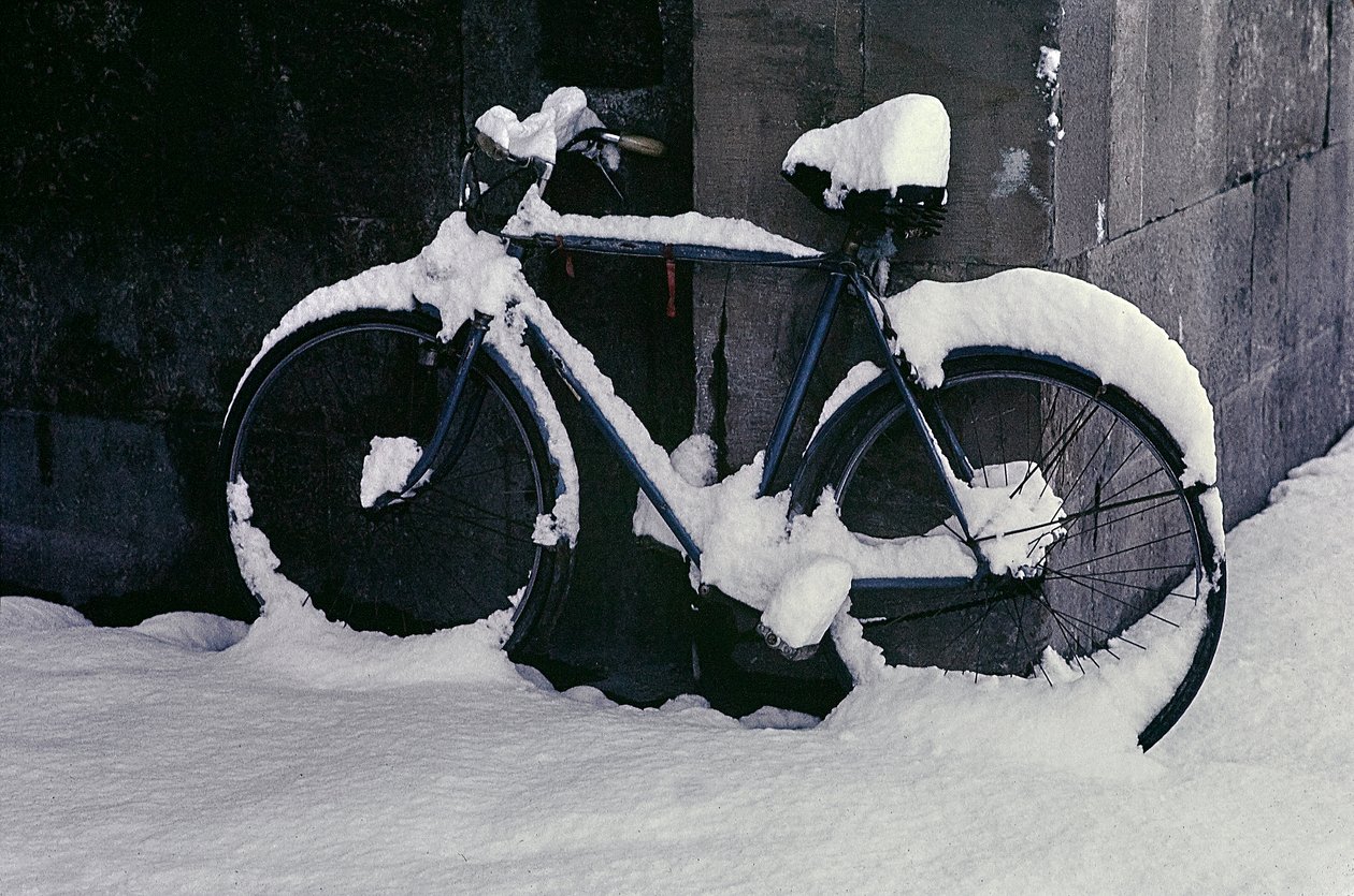 Radfahren im Schnee, Florenz von Fosco Maraini