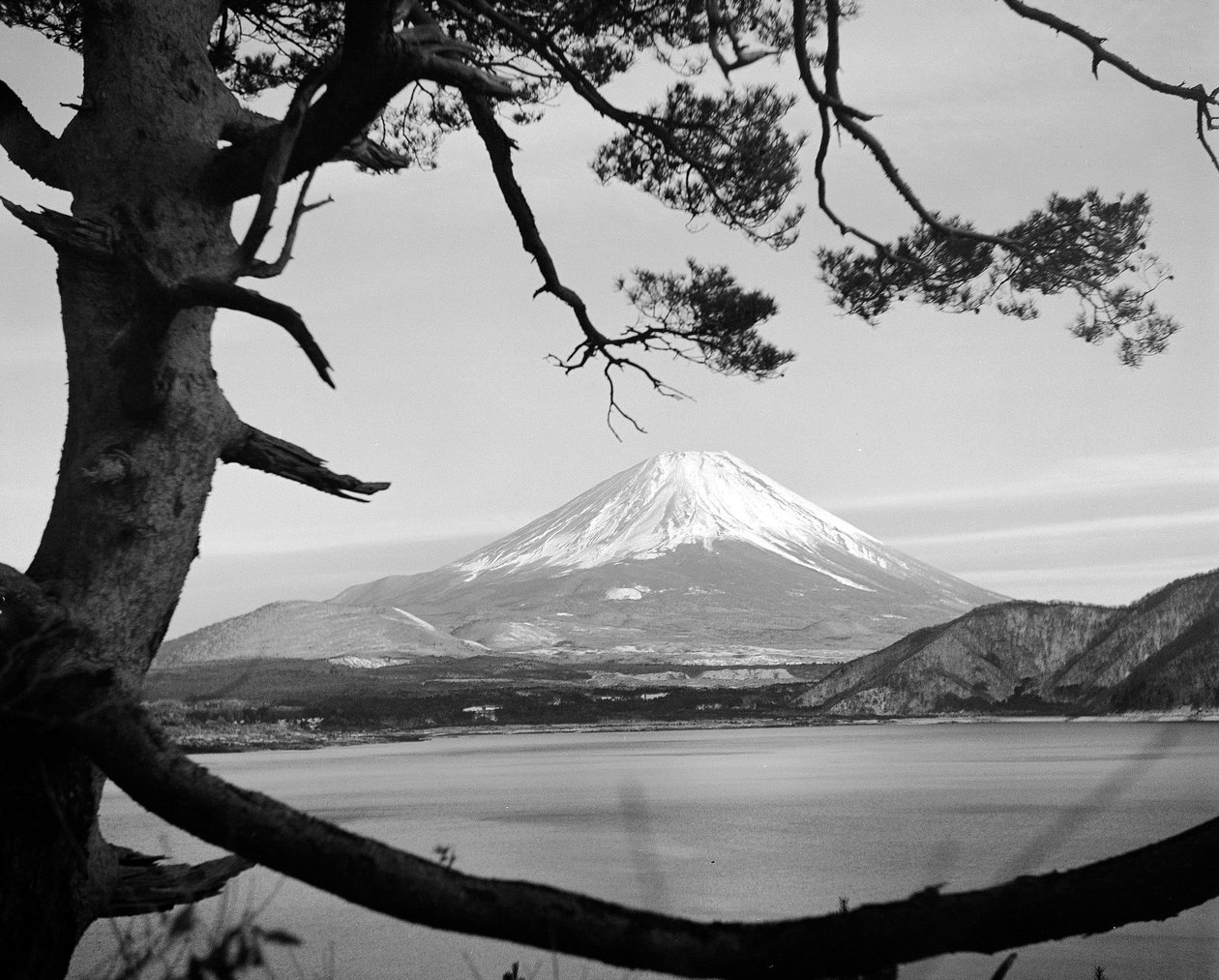 Fuji-Berg vom Motosu-See von Fosco Maraini
