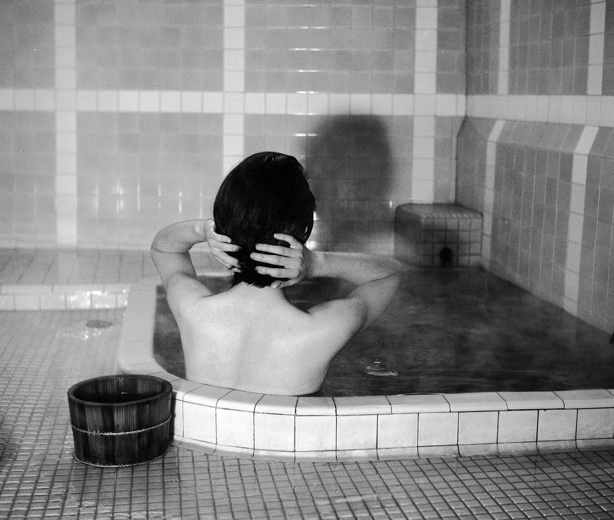 Kyoto: Taeko im Bad von Fosco Maraini
