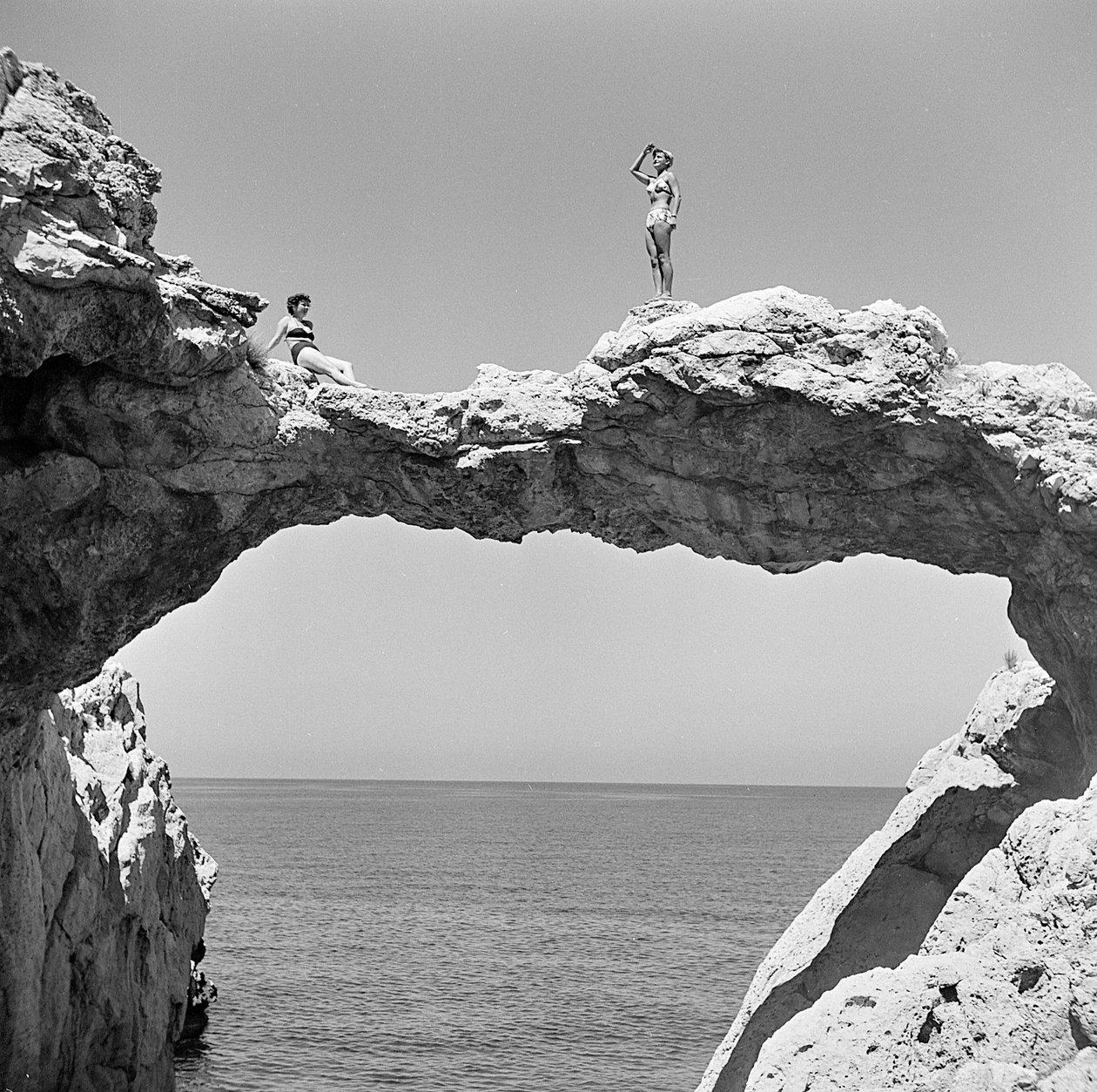 Felsbogen am Meer bei Aspra von Fosco Maraini
