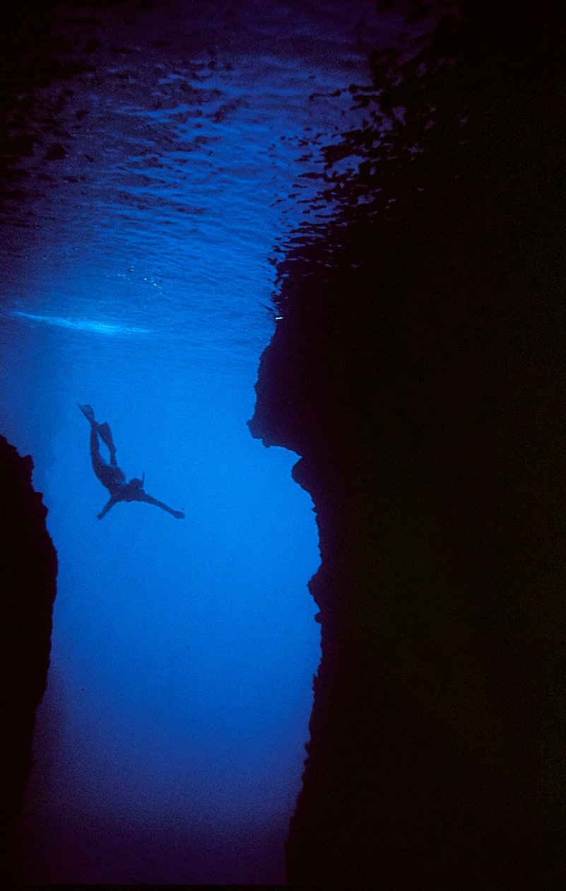 Schwimmer in einer Höhle von Zakynthos, Griechenland von Fosco Maraini