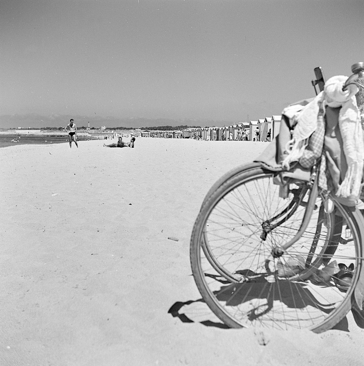 Blick auf einen Strand in Sizilien von Fosco Maraini