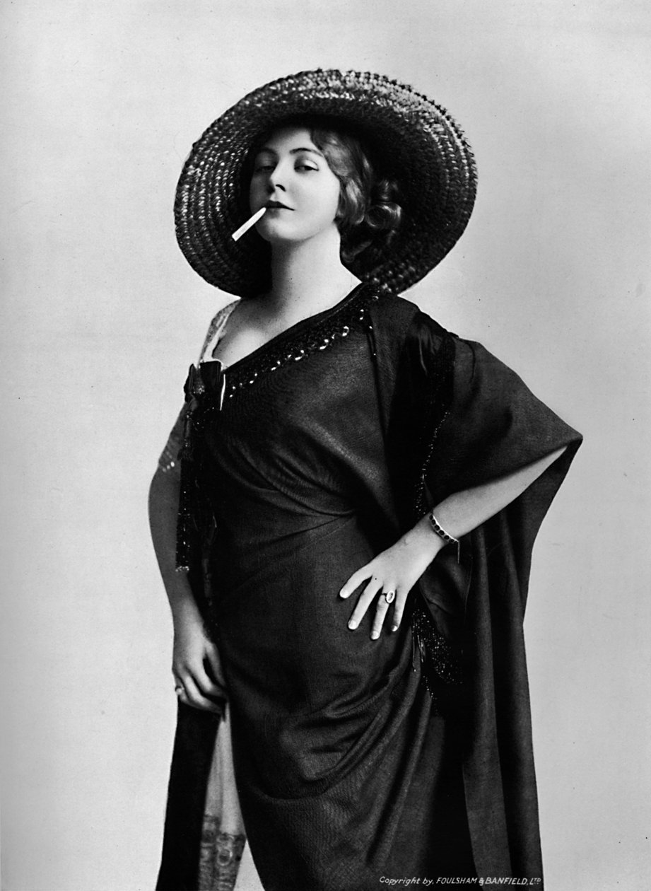 Frau beim Rauchen, 1917 von Foulsham and Banfield