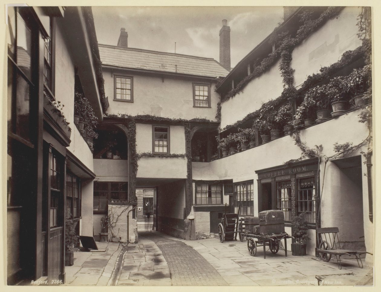 Gloucester, Innenhof des New Inn von Francis Bedford