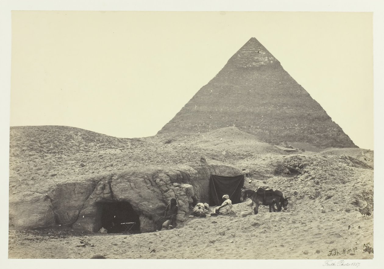 Felsengräber und Belzonis Pyramide, Gizeh, 1857 von Francis Frith