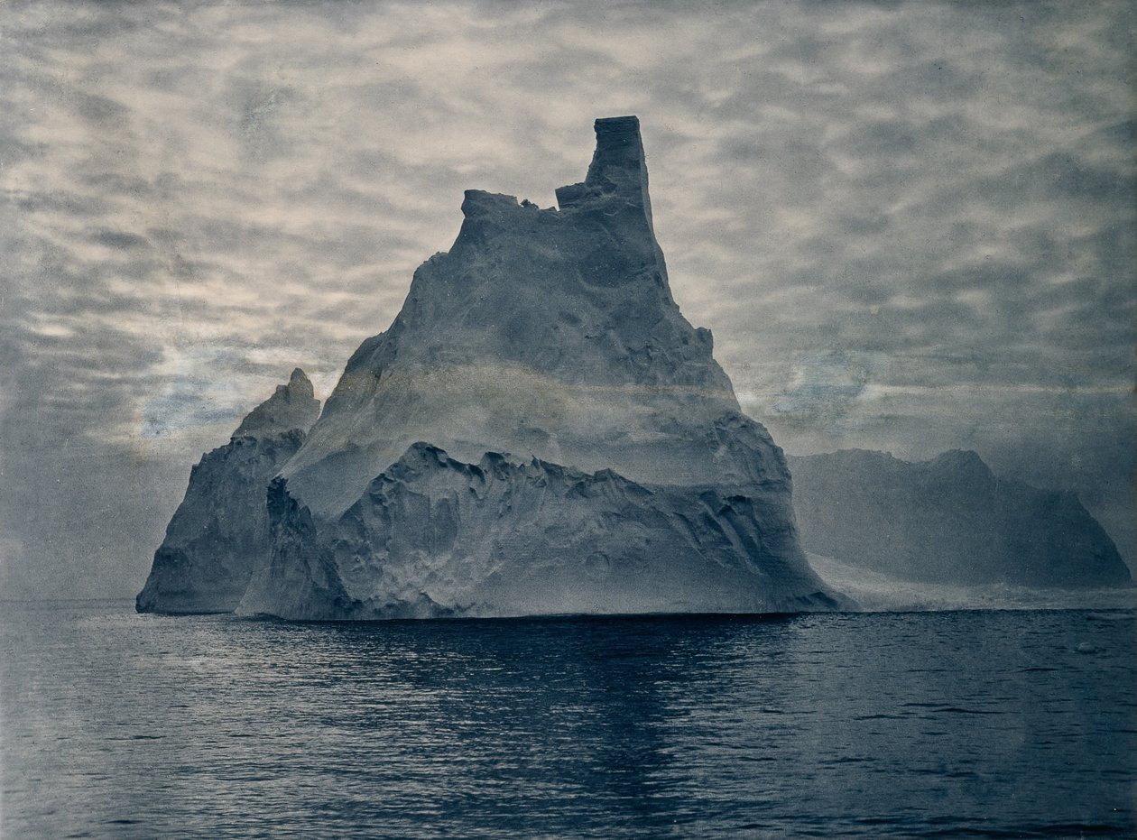 Kein Titel (Ein türmender Berg) von Frank Hurley