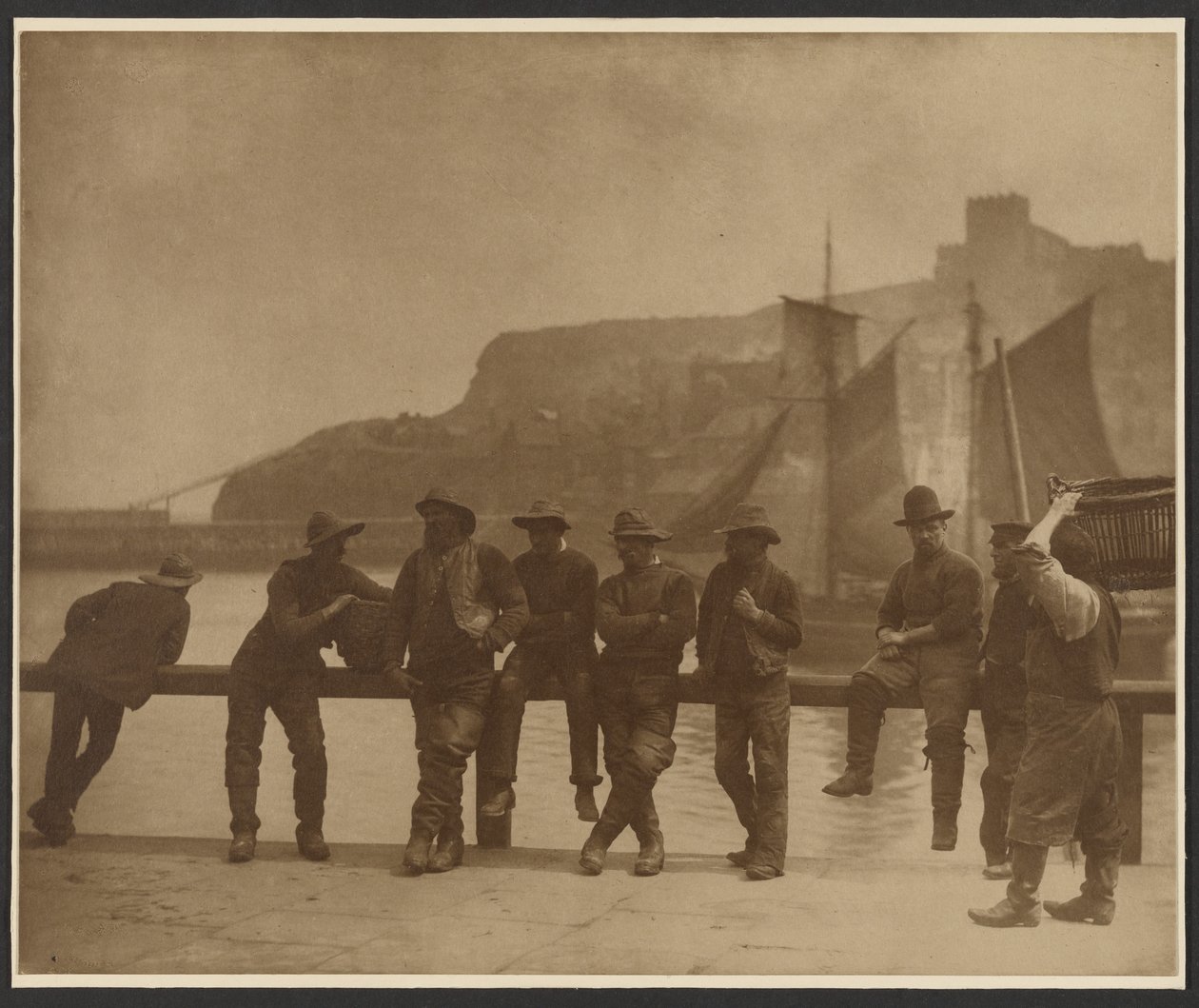 Whitby-Fischer auf dem Pierzaun von Frank Meadow Sutcliffe