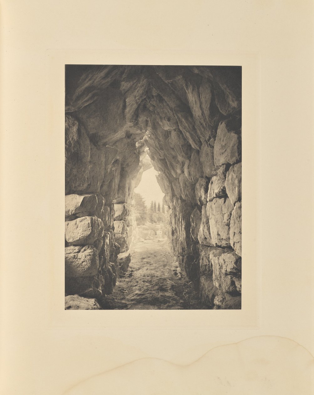 Tiryns. Gewölbtes Lagerhaus von Frédéric Boissonnas