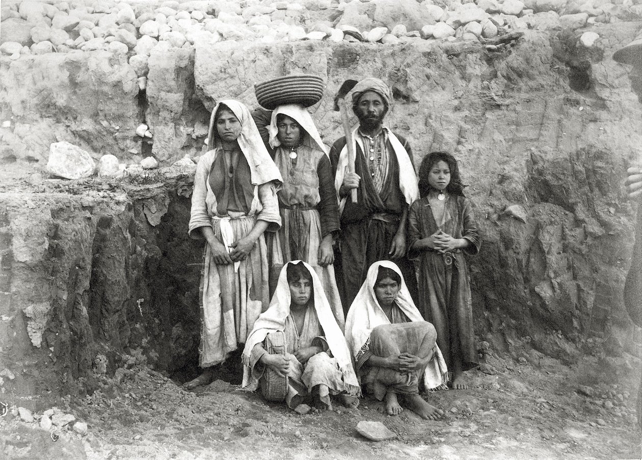 Gruppe von Arbeitern bei der Ausgrabung, Küstenebene, Palästina, 1891-93 von Frederick J. Bliss